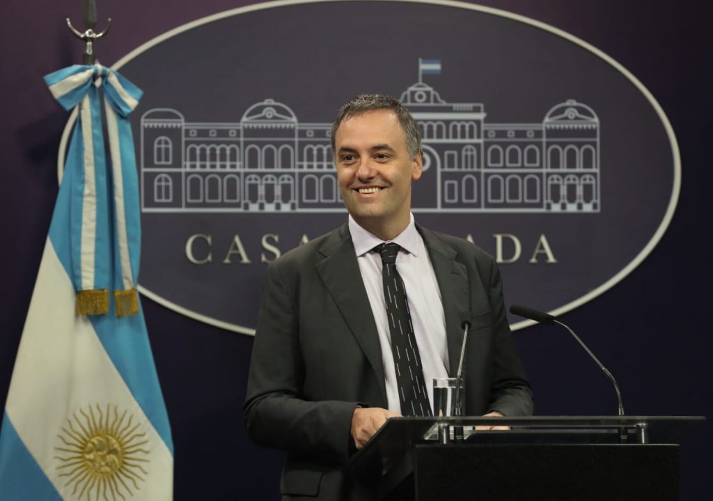 Adorni rectificó su declaración jurada y el caso vuelve a presionar al Gobierno