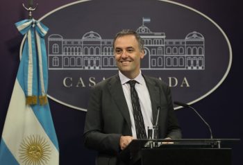 Adorni rectificó su declaración jurada y el caso vuelve a presionar al Gobierno