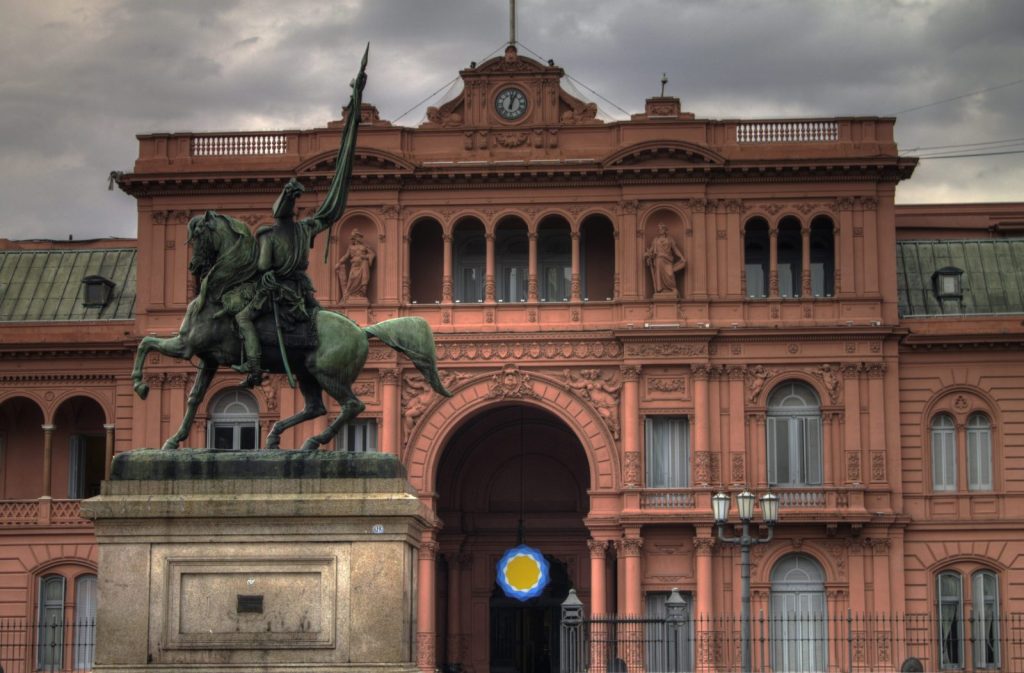 Milei evalúa el pasaporte dorado para atraer dólares y reabre la discusión por ciudadanía e inversión
