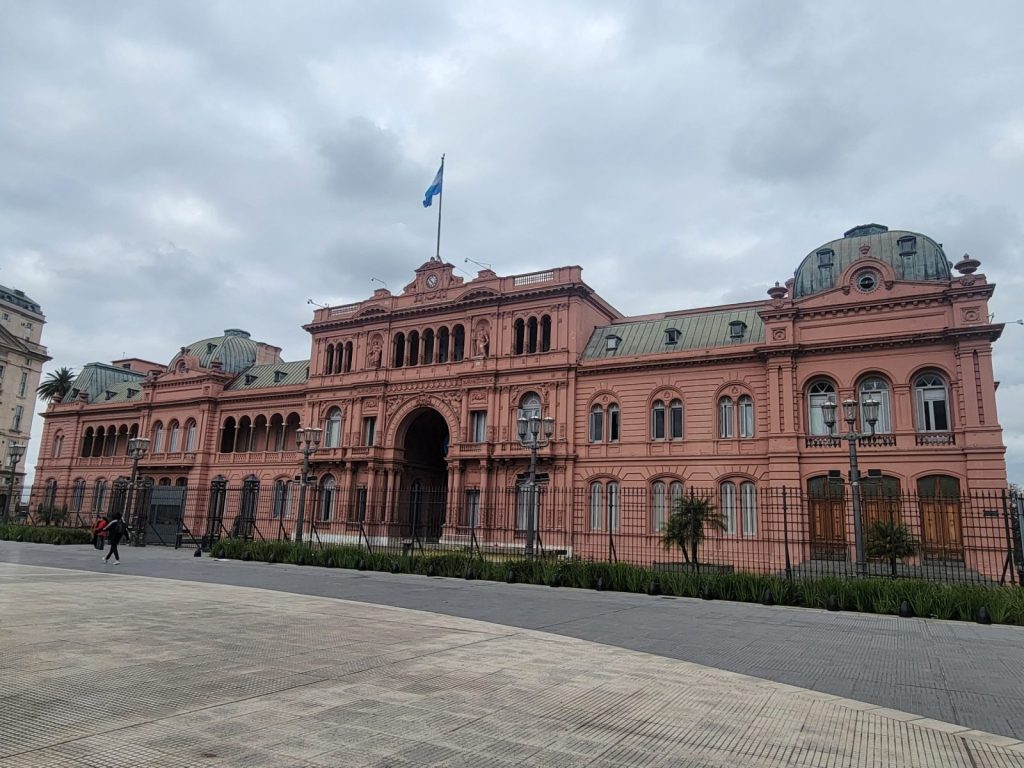 Milei separó a Adorni de la vocería y eligió a Adrián Ravier para ordenar la comunicación oficial