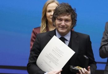 Javier Milei sostiene un diploma en una ceremonia, en una foto de archivo usada para ilustrar el fallo sobre ciudadanía.