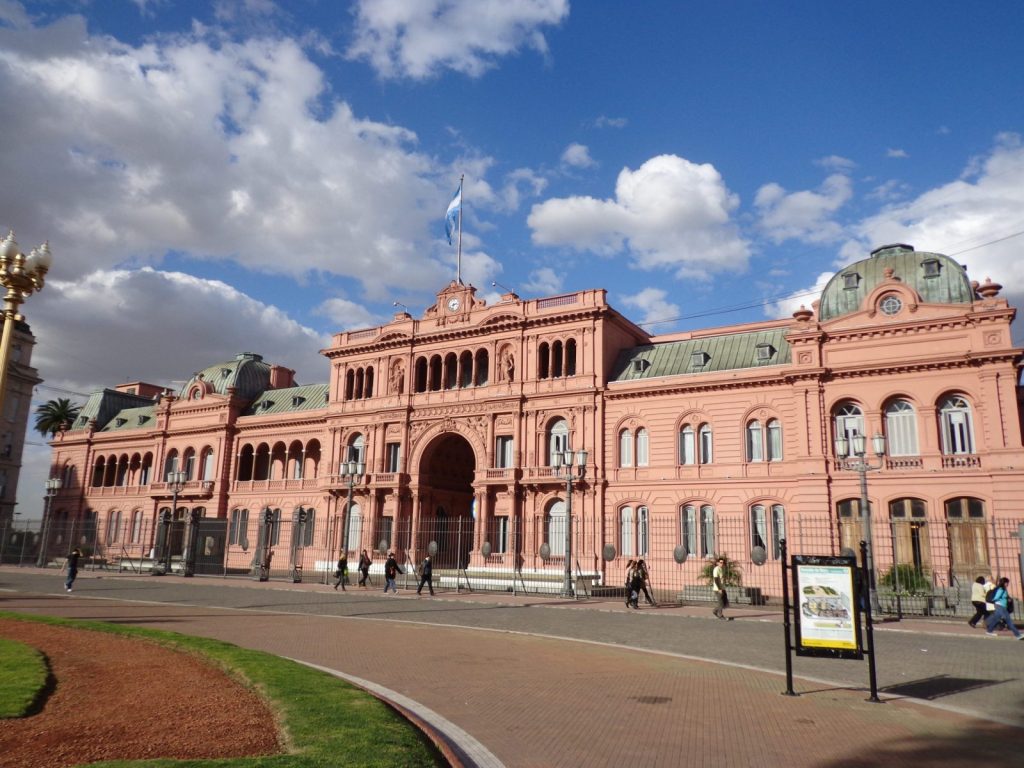 La renuncia de Adorni reabre la crisis de corrupción que golpea al círculo de Milei