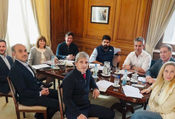 Karina ordena la mesa política y Santilli acelera el operativo reelección