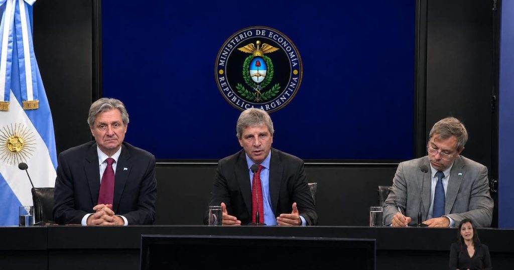 Caputo mostró el plan financiero hasta 2027 y buscó despejar dudas sobre la deuda