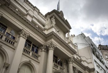 Fachada del Banco Central de la República Argentina en Buenos Aires
