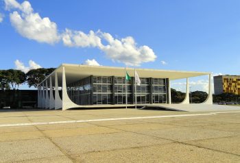 La Justicia de Brasil le cerró la puerta a Milei en la visita a Bolsonaro y enfrió otra vez la agenda regional