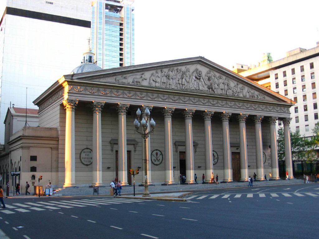 Fachada de la Catedral Metropolitana de Buenos Aires en Plaza de Mayo