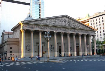 Fachada de la Catedral Metropolitana de Buenos Aires en Plaza de Mayo