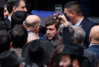 Javier Milei rodeado de asistentes durante el acto por el aniversario de la AMIA.