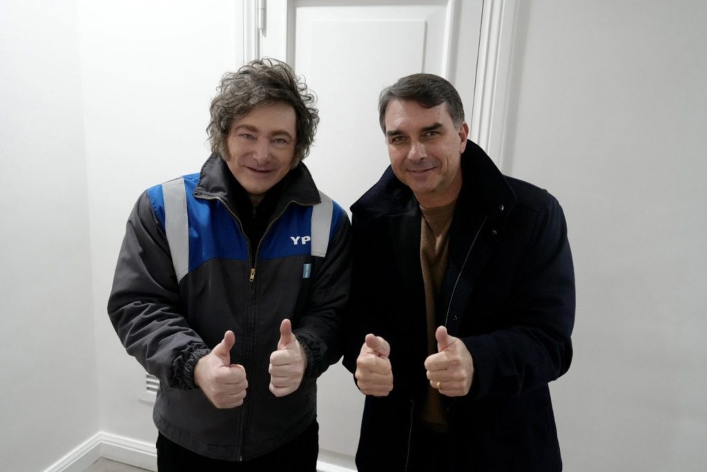 Milei recibió a Flávio Bolsonaro y volvió a desafiar la agenda del Mercosur