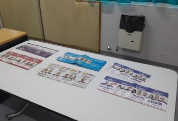 Mesa de cuarto oscuro con boletas de elecciones argentinas