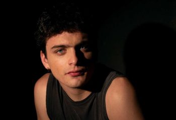 Joaco Burgos llevó Desde lo profundo al Teatro Coliseo