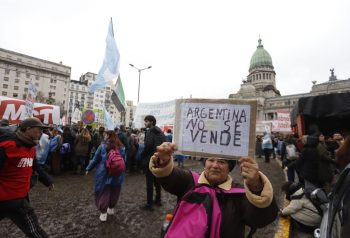 Milei avanzó con la ley de propiedad privada entre protestas y presión en el Senado
