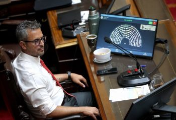 Legislador en la Cámara de Diputados durante el debate